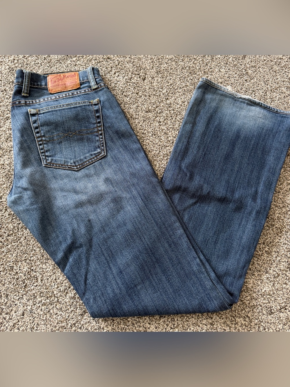 Lucky Brand low rise bootcut jeans in blue navy. Size 6.